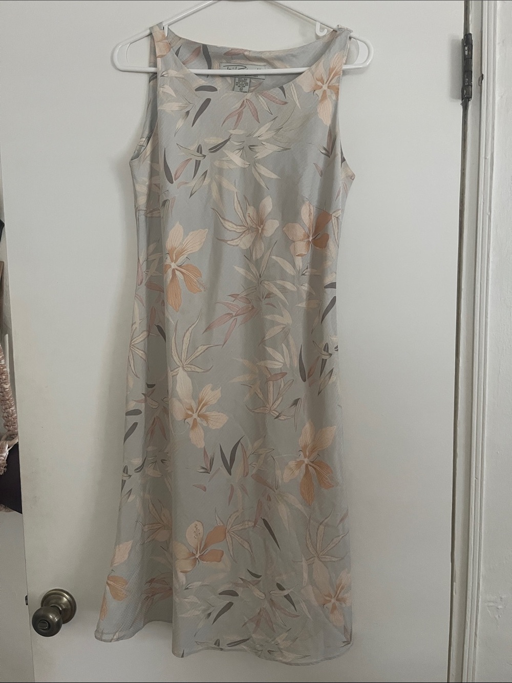 Tori Richard 100% Silk Sleeveless Floral A-Line Dress in Light Gray and Peach